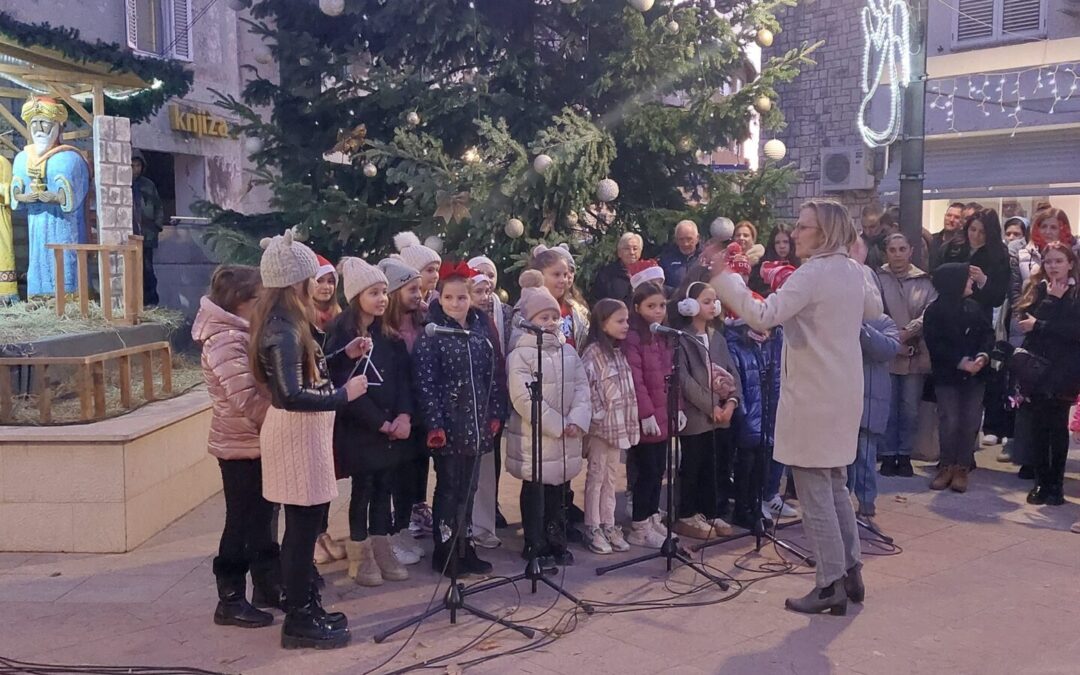 Upaljena prva adventska svijeća