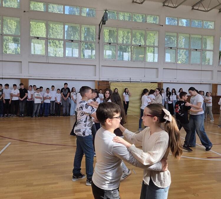 RUKOM ZA RUKU, LICEM U LICE